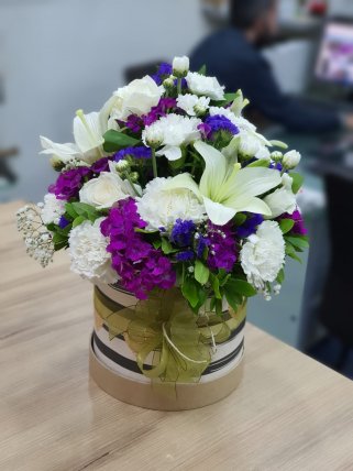 Silindir Kutuda Beyaz ve Mor Çiçekler - Tavşanlı Çiçek Siparişi