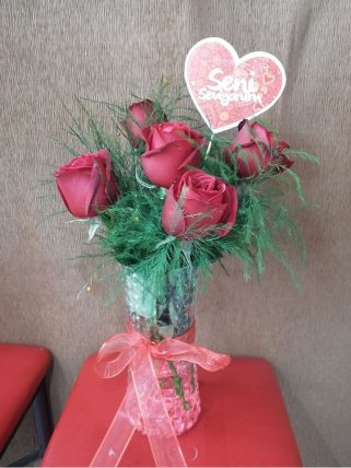 Cam Vazoda 5 Kırmızı Gül, tavşanlı çiçekçi