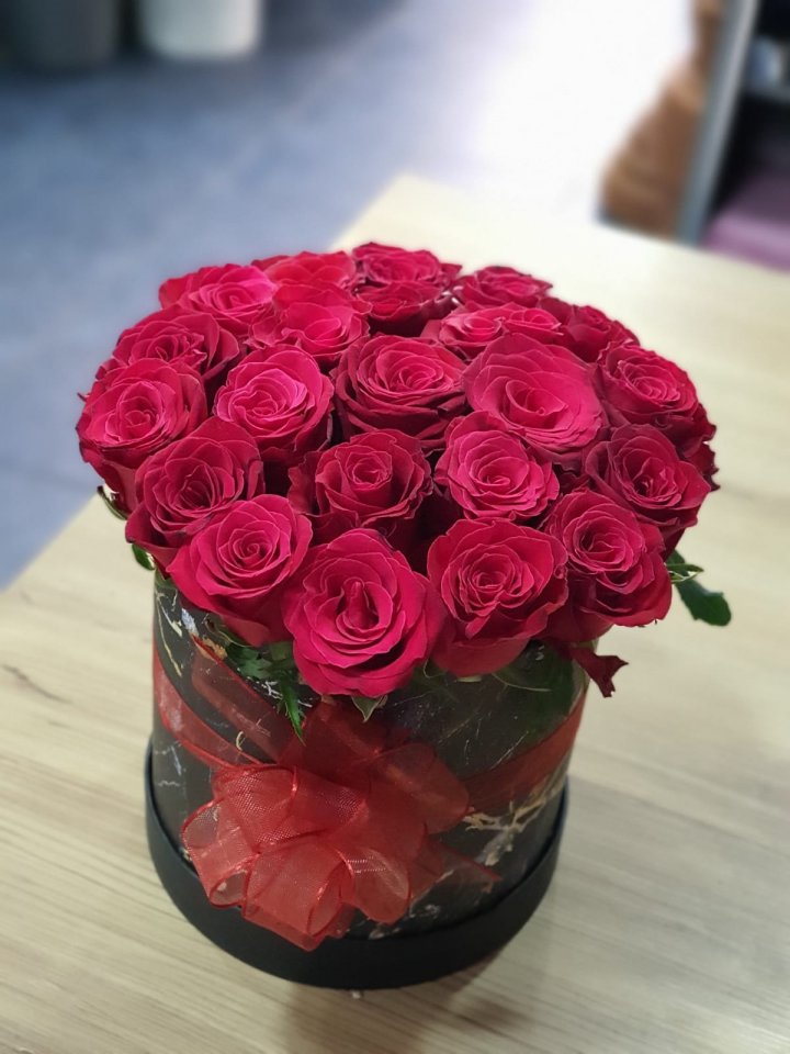 Siyah Kutuda Kırmızı Güller (Orta Boy) - Kütahya Tavşanlı çiçek