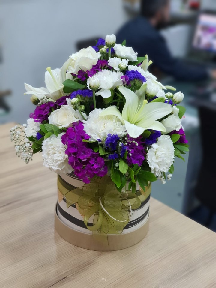 Silindir Kutuda Beyaz ve Mor Çiçekler - Tavşanlı Çiçek Siparişi