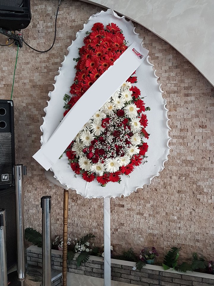 Kırmızı Beyaz Çelenk, Tavşanlı çiçekçi