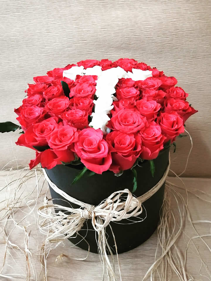 Siyah Silindirik Kutuda Harf Gül - Tavşanlı çiçek siparişi