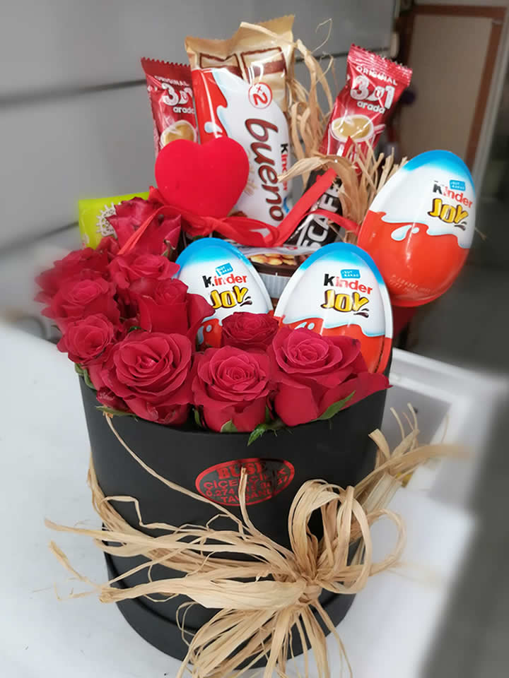 Kırmızı Güllü Tatlı Sürpriz - Tavşanlı çiçek siparişi