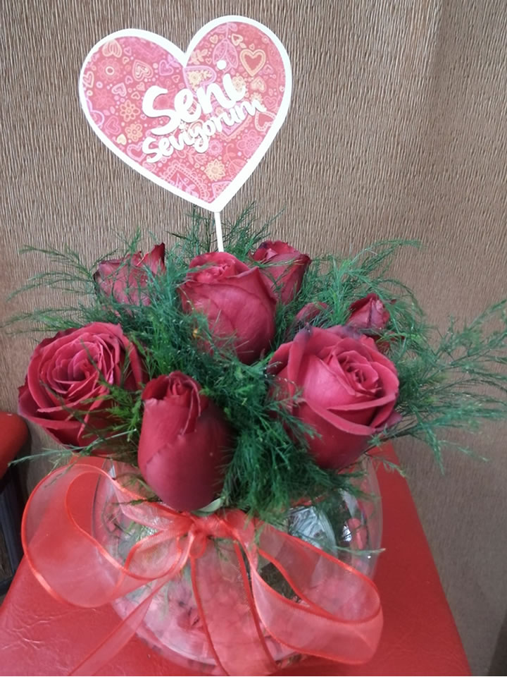 Cam Fanusta 7 Kırmızı Gül, tavşanlı kırmızı gül