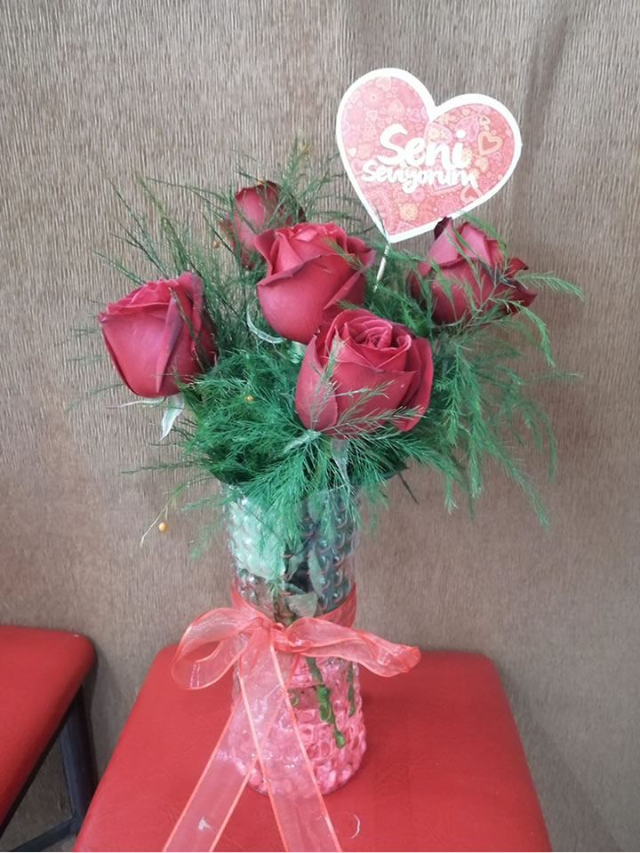 Cam Vazoda 5 Kırmızı Gül, tavşanlı çiçekçi