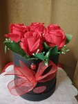 Çiçekçi - Küçük Silindirik Kutuda Kırmızı Güller